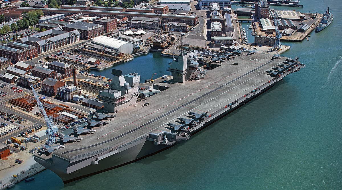 hms queen elizabeth aircraft carrier docked