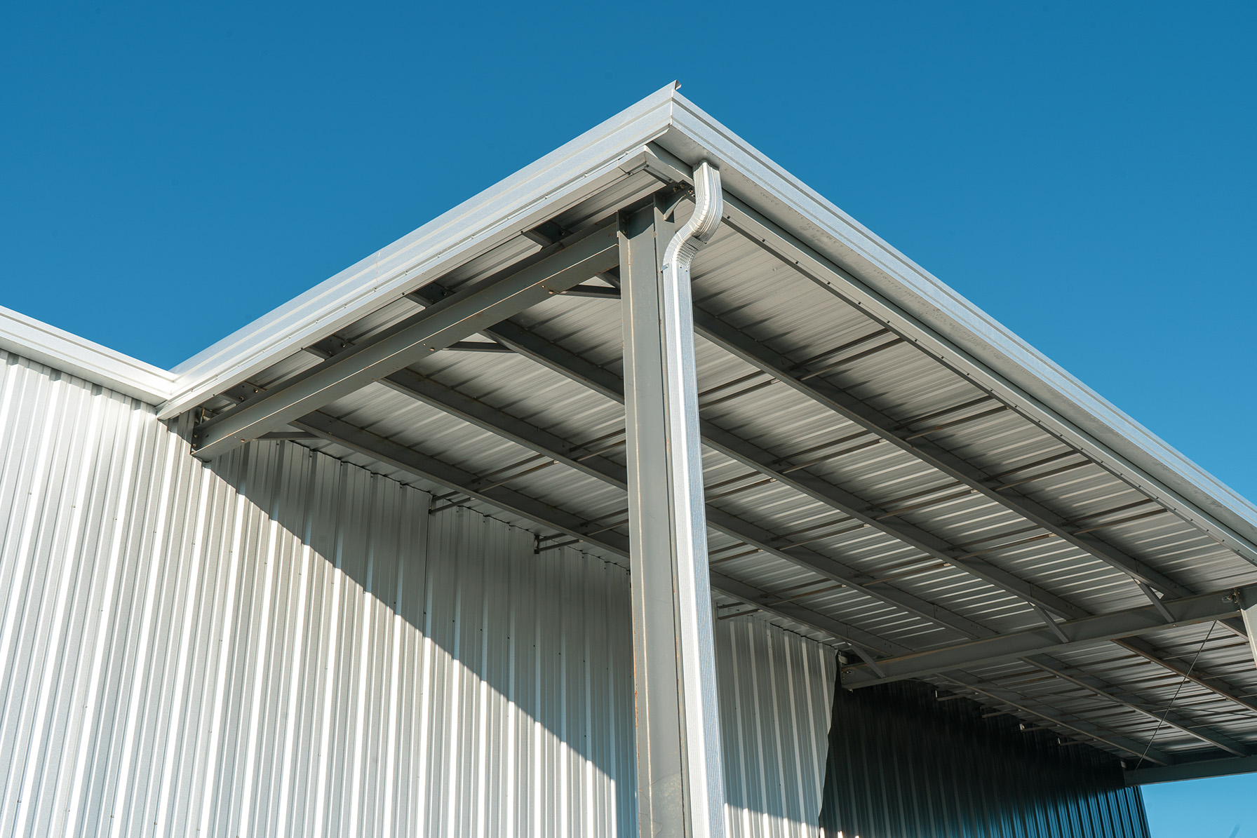 Wall-mounted canopy steel pillar support